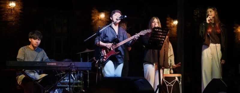 Una docente misionera reversionó “Ji Ji Ji” junto a sus alumnos para alentar a la Selección 2 La música como herramienta de encuentro: Anabella Sánchez convirtió una idea espontánea en un proyecto que entusiasma a estudiantes, familias y docentes.