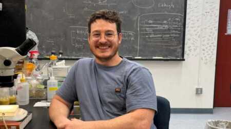 Emiliano Martí, el genetista misionero egresado de la UNaM que obtuvo una prestigiosa beca doctoral en Estados Unidos El genetista misionero Emiliano Martí fue distinguido con una de las becas más competitivas de la Universidad de Rochester, en Estados Unidos.