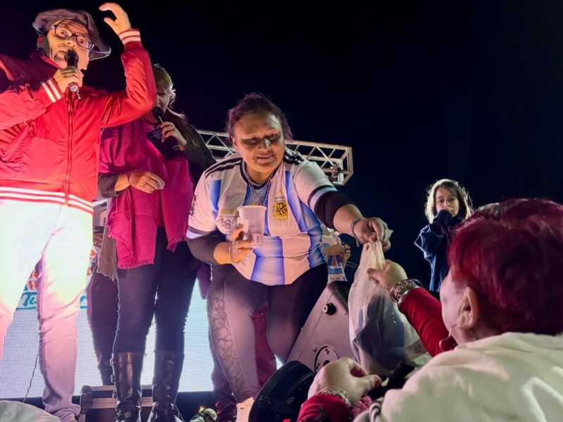 Chamameceros Sangre Nueva celebra el Día de la Bandera con un gran "Banderazo" en Posadas 6 EnchamigadaSan Isidro 2 - 5