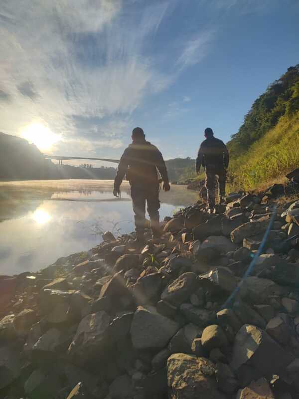 Intensifican la búsqueda de Emanuel López en Puerto Iguazú: realizan rastrillajes terrestres y patrullajes fluviales 2 IGUAZU BUSCADO11 - 1