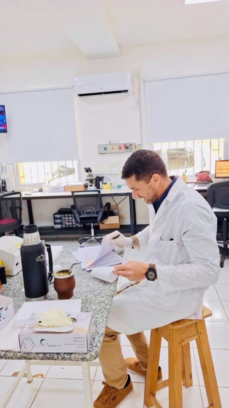 Día del Bioquímico: el trabajo silencioso que sostiene más del 70% de las decisiones médicas 4 Con experiencia en asistencia, docencia e investigación, Javier Marx resaltó que más del 70% de las decisiones médicas se apoyan en resultados de laboratorio.