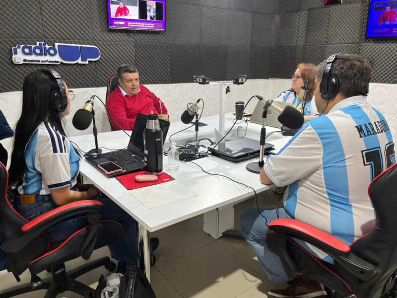MacDonald: “La agenda hoy pasa por el trabajo, la producción y los problemas de la gente” 2 Durante una entrevista en Radio Up, MacDonald destacó el equilibrio financiero del municipio y las inversiones realizadas en maquinaria vial.