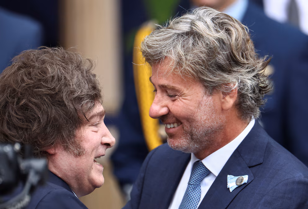 Cambios en la selección de jueces de la Corte Suprema: el Gobierno oficializó una reforma para acelerar los nombramientos 2 Mahiques junto a Javier Milei (REUTERS/Agustin Marcarian)
