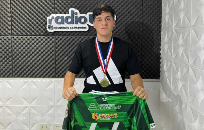 El futbolista posadeño Maximiliano "Maxi" Santa Cruz se consagró campeón invicto con Verdes FC en la Liga Premier de Belice y clasificó a la Copa Centroamericana de la Concacaf.