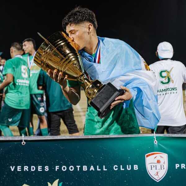 El futbolista posadeño Maximiliano "Maxi" Santa Cruz se consagró campeón invicto con Verdes FC en la Liga Premier de Belice y clasificó a la Copa Centroamericana de la Concacaf.