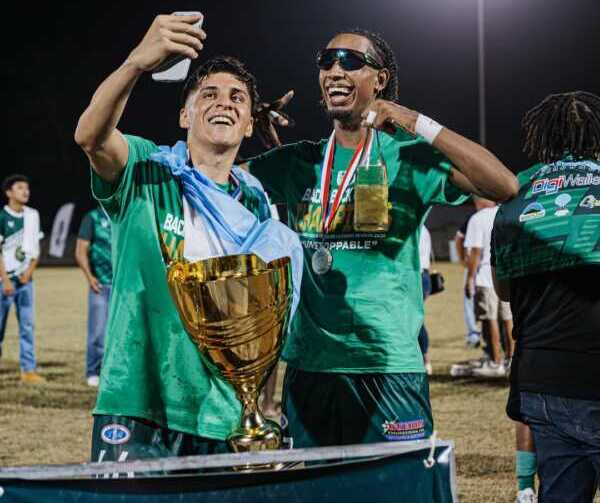 El futbolista posadeño Maximiliano "Maxi" Santa Cruz se consagró campeón invicto con Verdes FC en la Liga Premier de Belice y clasificó a la Copa Centroamericana de la Concacaf.