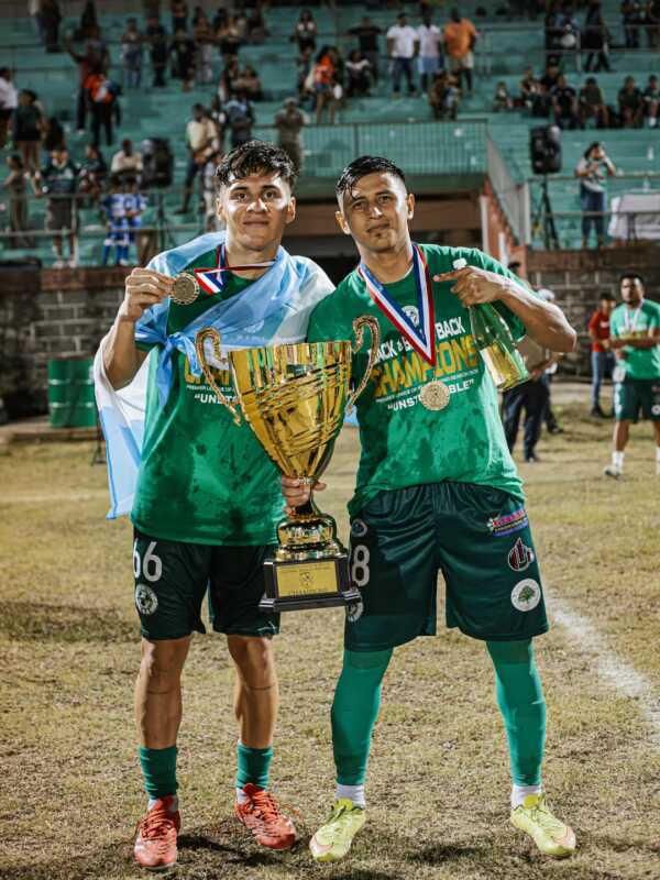 El futbolista posadeño Maximiliano "Maxi" Santa Cruz se consagró campeón invicto con Verdes FC en la Liga Premier de Belice y clasificó a la Copa Centroamericana de la Concacaf.
