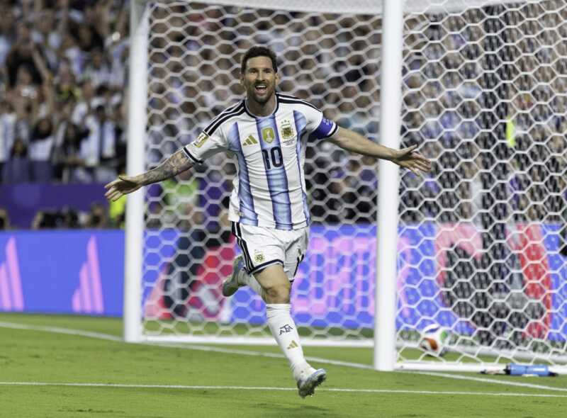 Messi hizo historia otra vez: todos los récords que rompió ante Argelia 2 Lionel Messi brilló con un hat-trick ante Argelia en el debut de Argentina en el Mundial 2026 y rompió varios récords históricos que agrandan aún más su leyenda.