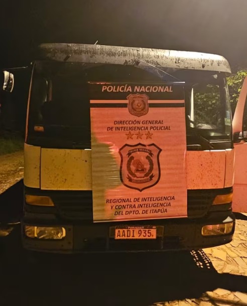 Interceptan en Encarnación un cargamento irregular de 40 cerdos: hay dos detenidos 2 Interceptan en Encarnación un cargamento irregular de 40 cerdos sin identificación sanitaria. Dos personas fueron detenidas y la Fiscalía ordenó el decomiso del camión y el faenamiento de los animales.