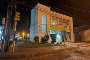 Megaasalto en Paraguay: detienen a dos sospechosos en Emboscada y avanzan las investigaciones Dos hombres fueron detenidos en Emboscada por su presunta vinculación con los explosivos utilizados en el megaasalto a entidades financieras de Santa Rita, en Alto Paraná. La investigación continúa para identificar a toda la organización criminal.