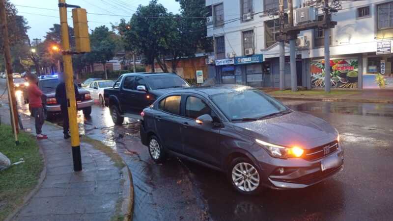 Choque entre una camioneta y un automóvil en Posadas: no se registraron heridos 2 Posadas