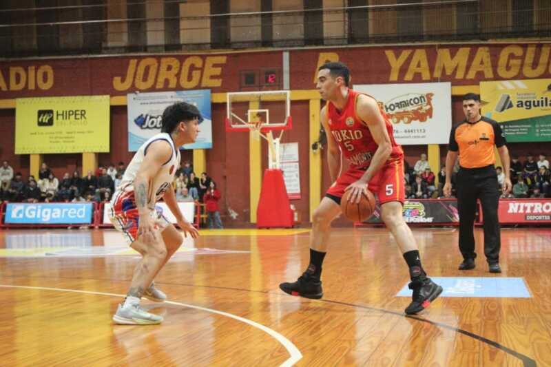 Tokio derrotó 80-74 a Hércules de Charata en el tercer juego de la serie de playoffs y avanzó a la siguiente instancia de la Liga Federal. Daniel Tabbia fue la gran figura del Oriental con 26 puntos.