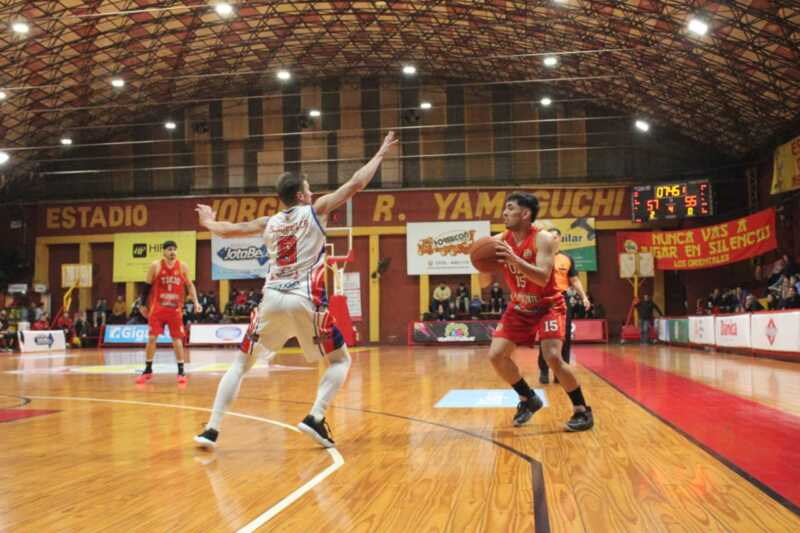 Tokio derrotó 80-74 a Hércules de Charata en el tercer juego de la serie de playoffs y avanzó a la siguiente instancia de la Liga Federal. Daniel Tabbia fue la gran figura del Oriental con 26 puntos.