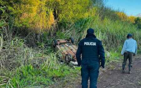 Perdió el control del automóvil y terminó volcado sobre la Ruta Provincial 13 en El Soberbio El vehículo terminó con las ruedas hacia arriba sobre la banquina de la Ruta Provincial 13. Afortunadamente, el conductor salió ileso.