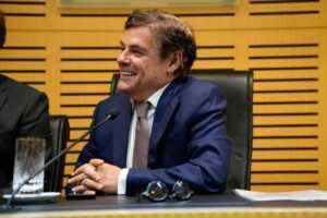 Rovira anunció batería de leyes