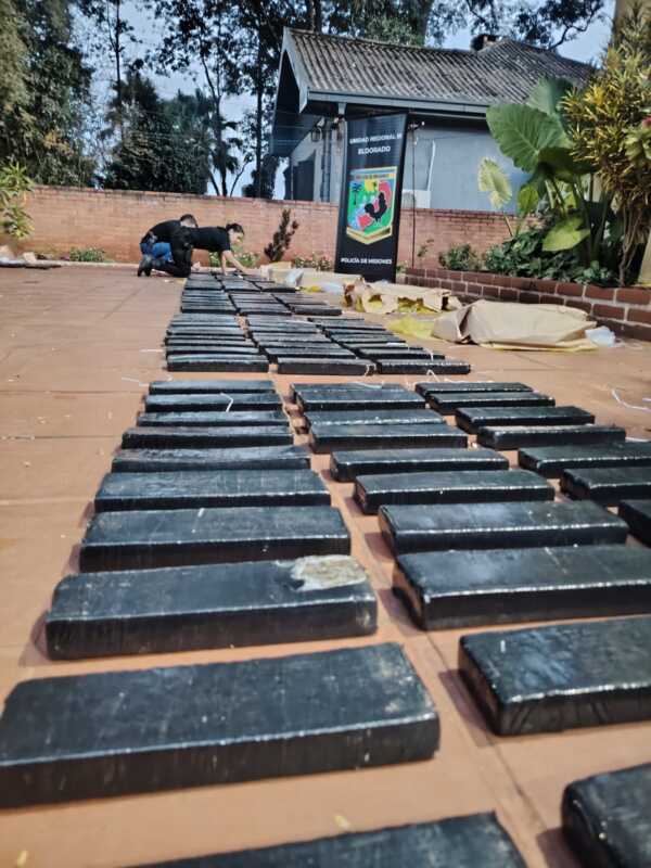 La Policía secuestró casi 900 kilos de marihuana y frustró una fuga narco en Eldorado 4 WhatsApp Image 2026 06 09 at 21.16.16 1 - 3