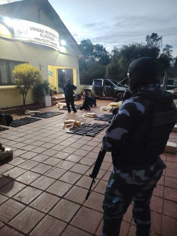 La Policía secuestró casi 900 kilos de marihuana y frustró una fuga narco en Eldorado 6 WhatsApp Image 2026 06 09 at 21.16.16 2 - 5