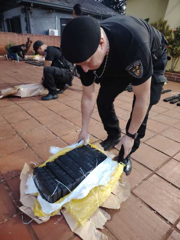 La Policía secuestró casi 900 kilos de marihuana y frustró una fuga narco en Eldorado 2 WhatsApp Image 2026 06 09 at 21.16.16 3 - 1