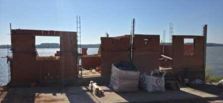Ecología suspendió una obra irregular sobre la costa del Paraná y secuestró materiales en Candelaria ecología paraliza obra