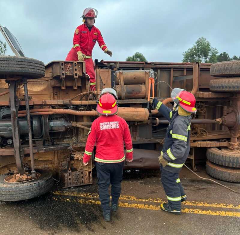 Volcó un camión sobre la Ruta 14 y Bomberos trabajaron para contener un derrame de combustible 2 WhatsApp Image 2026 06 12 at 16.49.05 1 - 1
