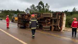Volcó un camión sobre la Ruta 14 y Bomberos trabajaron para contener un derrame de combustible volcó camión sobre ruta 14