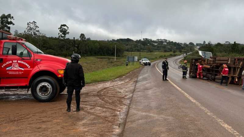 Volcó un camión sobre la Ruta 14 y Bomberos trabajaron para contener un derrame de combustible 4 WhatsApp Image 2026 06 12 at 16.49.06 - 3