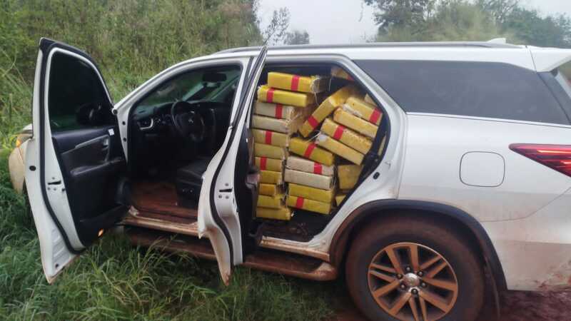 Más de 900 kilos de marihuana fueron abandonados tras una fuga en la frontera misionera WhatsApp Image 2026 06 12 at 19.23.09999 - 1