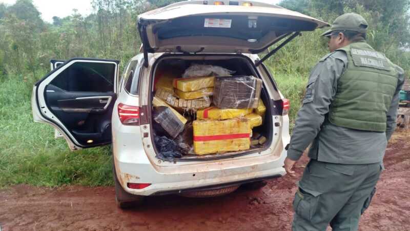 Más de 900 kilos de marihuana fueron abandonados tras una fuga en la frontera misionera 4 WhatsApp Image 2026 06 12 at 19.23.17 - 3