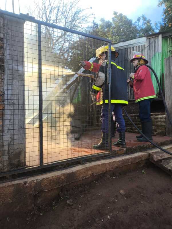 Incendio en Apóstoles: bomberos lograron controlar las llamas y no hubo heridos 3 Investigan las causas de un incendio que afectó una vivienda en Apóstoles