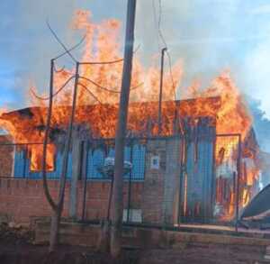 Incendio en Apóstoles: bomberos lograron controlar las llamas y no hubo heridos WhatsApp Image 2026 06 15 at 17.12.37 1 e1781560354756 - 1