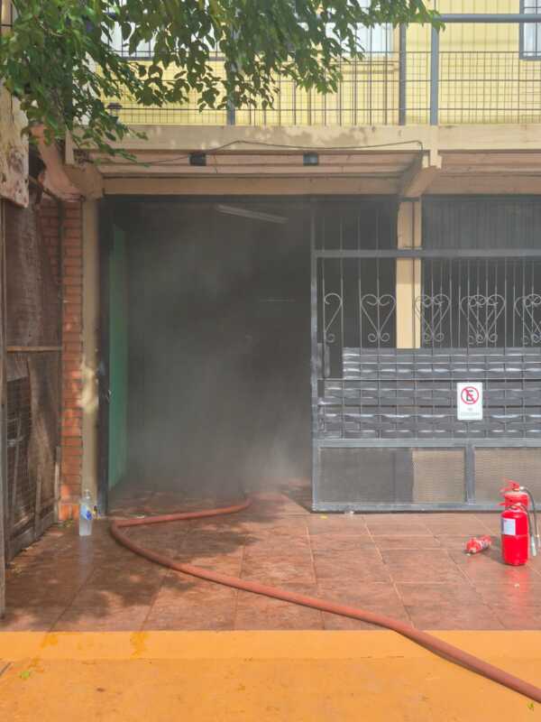 Incendio en Posadas: un cortocircuito desató un foco ígneo en una vivienda y causó daños materiales 4 Incendio en una vivienda de Posadas: investigan un cortocircuito como causa del fuego