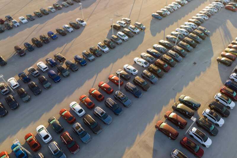 El mercado automotor enfrenta un exceso de stock: crecen la oferta y la competencia, pero la demanda sigue sin reaccionar El sector automotor acumula cerca de 140.000 vehículos en stock, mientras concesionarios y terminales buscan impulsar las ventas con promociones y financiación.