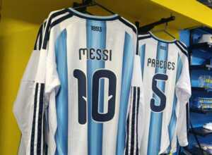 La fiebre mundialista dispara la venta de camisetas argentinas en Posadas: precios y variedades camisetas argentina posadas