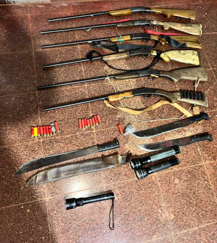 Detuvieron a cinco cazadores furtivos armados en un predio forestal de San Pedro: secuestraron seis escopetas y municiones 2 cazadores - 1