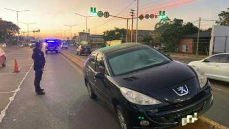 Un conductor de 29 años perdió el control de su Peugeot 206 y terminó sobre la barrera divisoria de la avenida Quaranta. No hubo personas lesionadas.