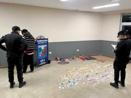 Detuvieron a un joven que robó el kiosco de una escuela en Posadas: se llevaba golosinas y dinero destinado a los alumnos La Policía recuperó golosinas, productos de kiosco y dinero que habían sido sustraídos del Bachillerato N.º 35 de Posadas.