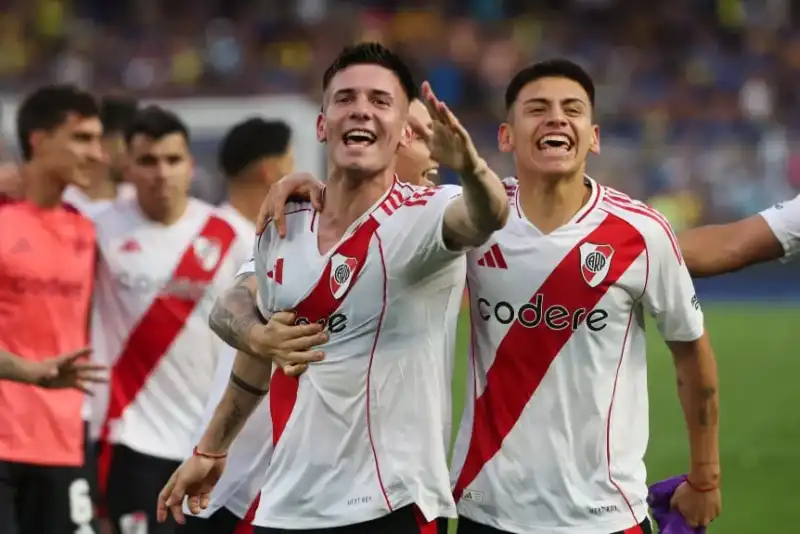 River prepara un mercado de pases ambicioso y busca repatriar a Franco Mastantuono y Claudio Echeverri. El club consultará a Real Madrid y Manchester City por posibles préstamos.