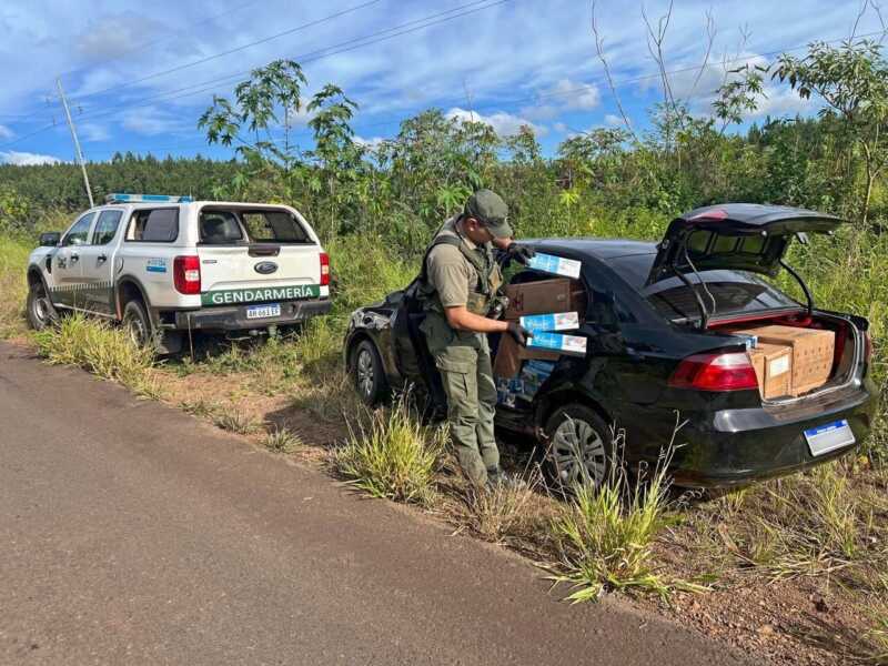 Gendarmería secuestró más de 14 mil paquetes de cigarrillos de contrabando y cuatro vehículos robados en Pozo Azul 3 gendarmes cigarrillos 2 - 2