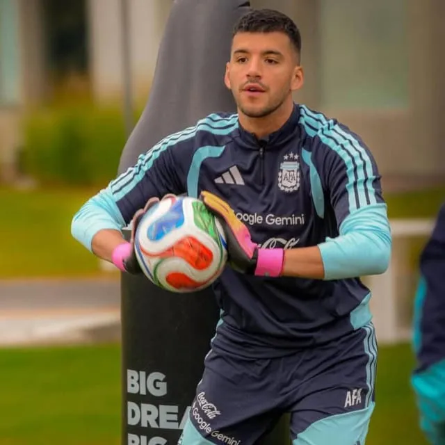 Argentina se aseguró el 1er puesto de su grupo y Scaloni analiza una amplia rotación ante Jordania. Messi y el Dibu podrían descansar.