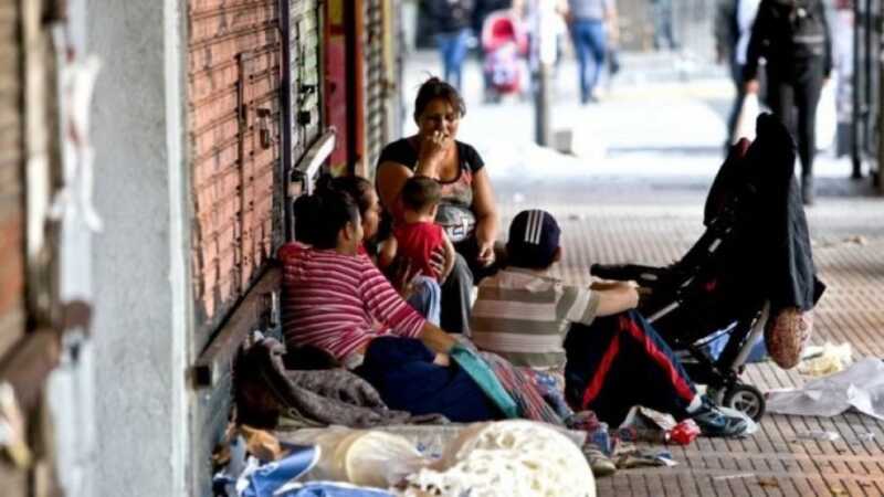 La pobreza descendió al 26,4%, pero más hogares sufren carencias básicas 3 image - 2