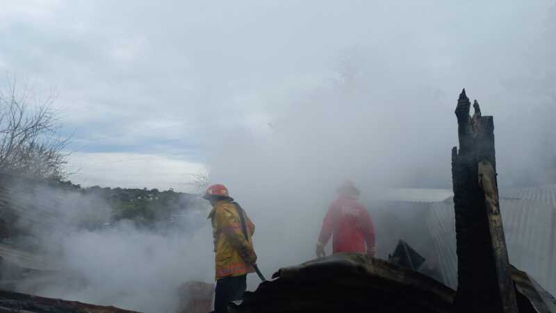 Dos familias perdieron sus viviendas en un incendio registrado detrás del predio de EMSA en Posadas 2 Dos familias posadeñas perdieron sus hogares tras un incendio registrado durante la mañana de este miércoles en un sector ubicado detrás del predio de EMSA.