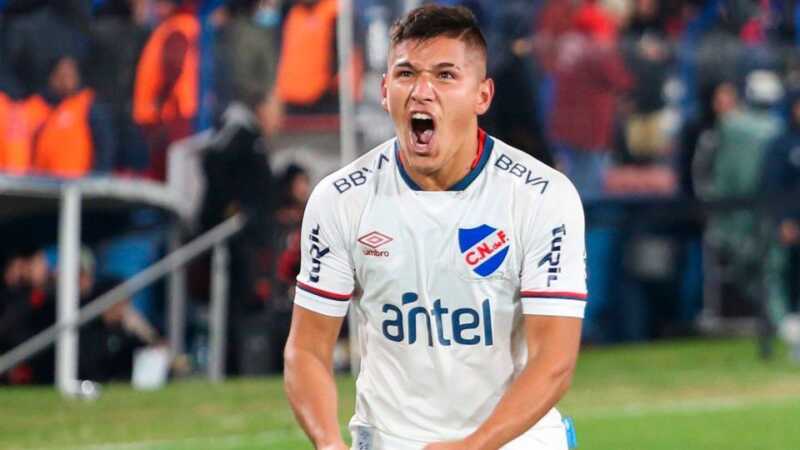 Boca está a un paso de cerrar a Leandro Lozano como su primer refuerzo 2 Leandro Lozano se realiza la revisión médica y está a un paso de convertirse en el primer refuerzo de Boca. El lateral uruguayo firmará por tres años tras su llegada desde Argentinos Juniors.