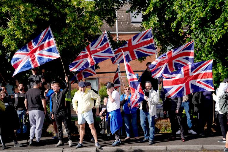 Irlanda del Norte bajo tensión: un apuñalamiento reaviva el debate sobre inmigración 7 manifestantes se congregan en belfast tras el 5EF34UQLZJBMNHSTKQXQK2U3BI - 6