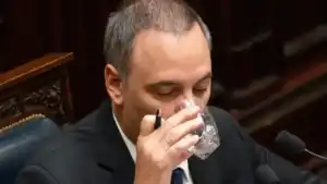 Adorni: una semana para decidir entre el orgullo y la política Manuel Adorni | NA- CLAUDIO FANCHI