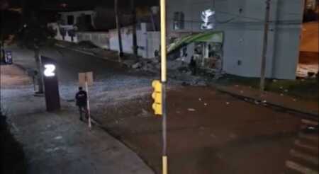 Más de 20 delincuentes armados ejecutaron un violento megaasalto en Santa Rita, donde utilizaron explosivos, protagonizaron tiroteos y tomaron a un policía como rehén.