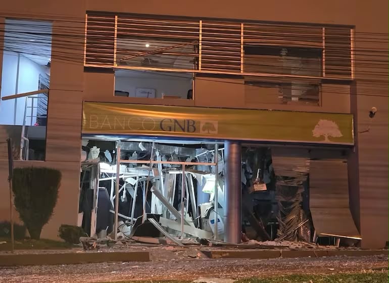 Megaasalto en Paraguay: explosivos, tiroteos y un policía tomado como rehén durante un audaz ataque a bancos en Santa Rita 2 Explosiones, disparos y vehículos incendiados marcaron la fuga de la banda que sembró el terror durante la madrugada en Santa Rita.