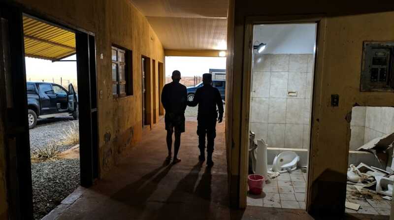 El hombre fue detenido a pocas cuadras del motel luego de provocar daños en una de las habitaciones del establecimiento.