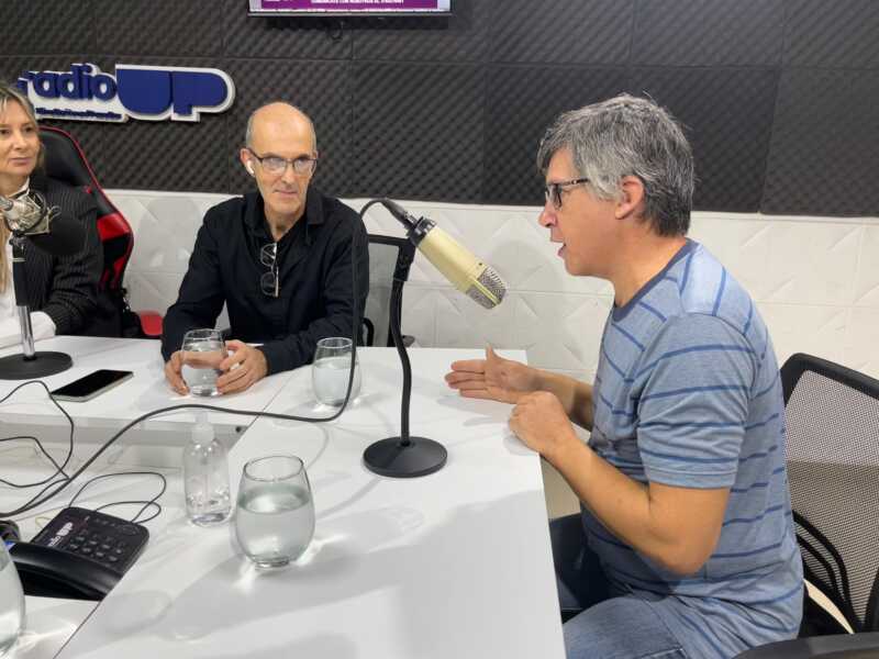 Periodismo en tiempos de crisis: formación, poder, redes sociales y los desafíos en una mesa de Radio Up 4 periodistas en up3 - 3