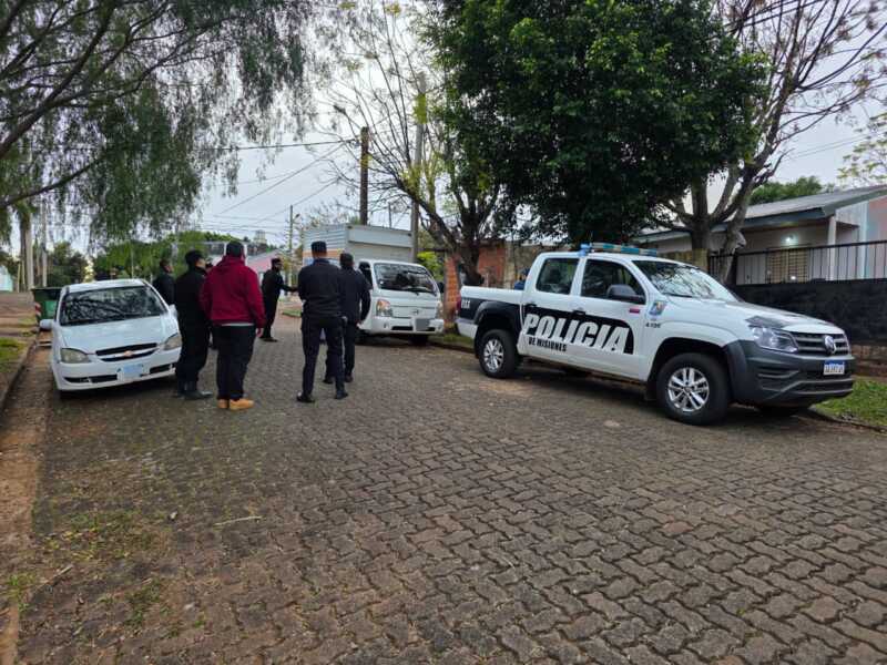 Tras denuncias la Policía allanó un domicilio en Itaembé Miní y resguardó a tres pitbulls considerados agresivos 3 Efectivos policiales secuestraron tres perros de raza pitbull en el marco de una investigación por denuncias de agresividad.