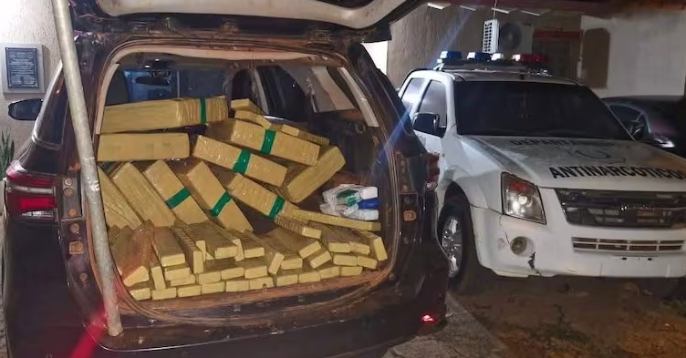 Paraguay: incautan más de 320 kilos de marihuana en operativo en Alto Paraná La Policía Nacional de Paraguay incautó 321 kilos de marihuana en un operativo realizado en Mbaracayú, Alto Paraná. Los sospechosos escaparon hacia Brasil por el Lago Itaipú.